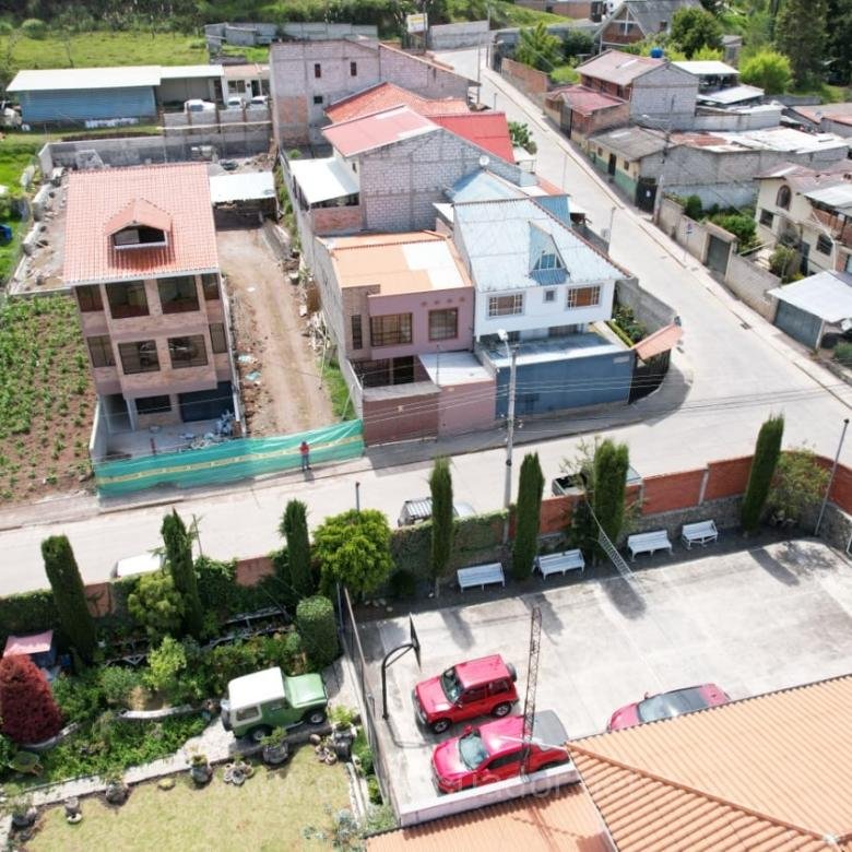 Casa en venta en El Rosal Cuenca con estudio y seguridad