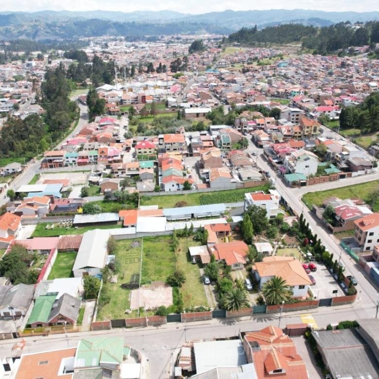 Casa en venta en El Rosal Cuenca con estudio y seguridad
