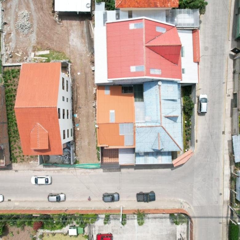 Casa en venta en El Rosal Cuenca con estudio y seguridad