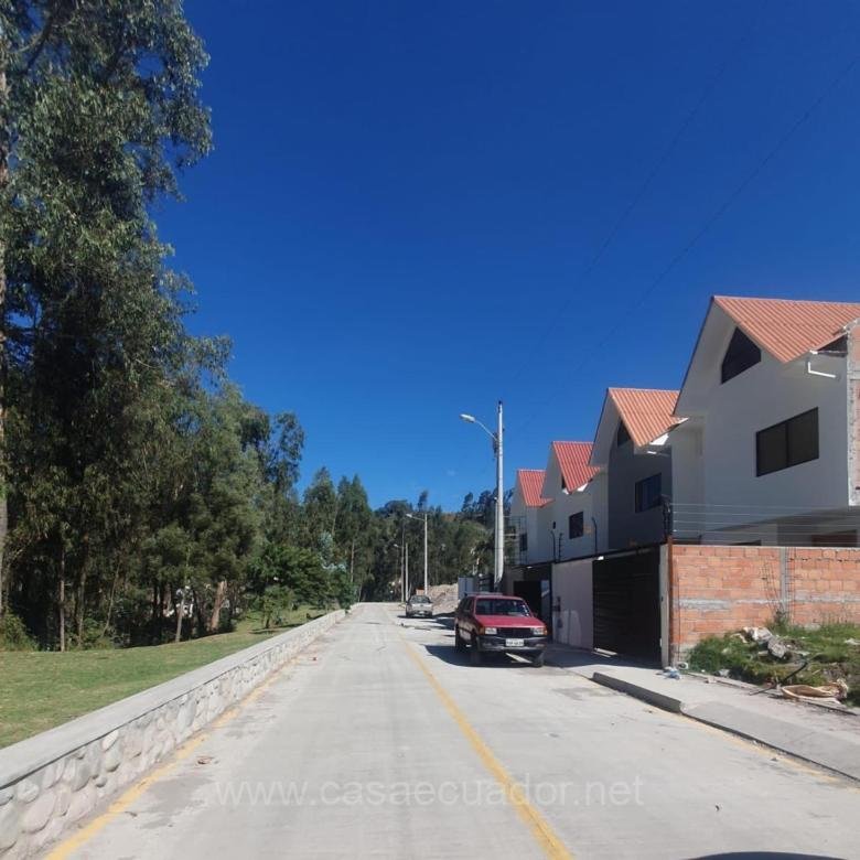 Casa por estrenar en Miraflores Cuenca con crédito VIP