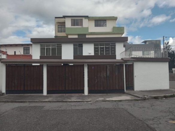 Casa en venta en Ciudadela Baker Quito con suite independiente