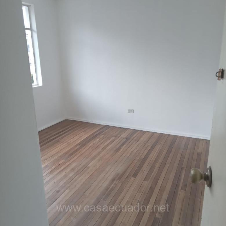 Casa en venta en Ciudadela Baker Quito con suite independiente
