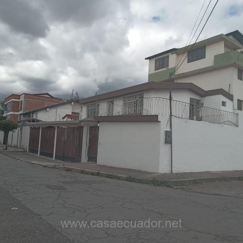 Casa en venta en Ciudadela Baker Quito con suite independiente
