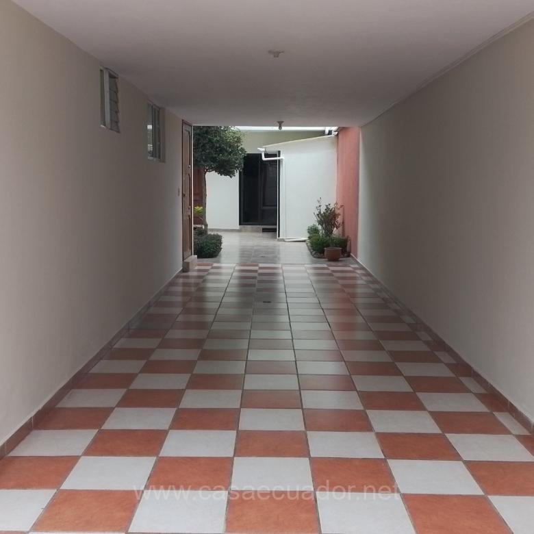 Casa rentera con departamentos en Las Pencas Cuenca