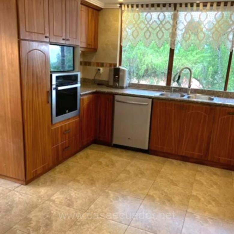 Casa en venta en San Joaquín Cuenca con amplio terreno