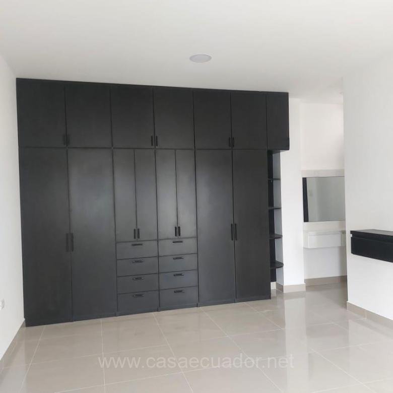 Casa moderna con piscina en Parque Forestal Portoviejo
