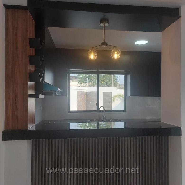Casa moderna con piscina en Parque Forestal Portoviejo