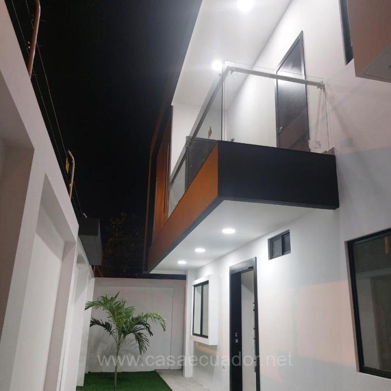 Casa moderna con piscina en Parque Forestal Portoviejo