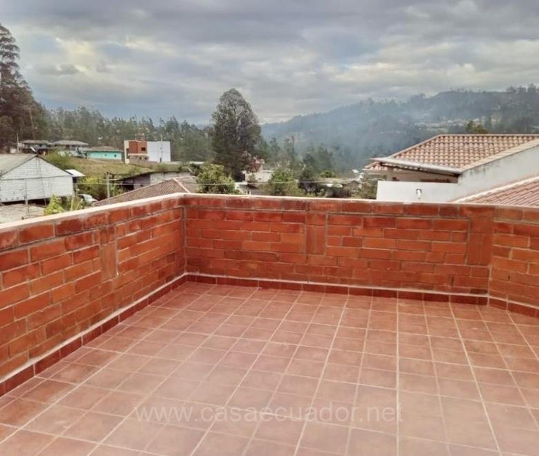 Casa con amplio terreno cerca de Ricaurte