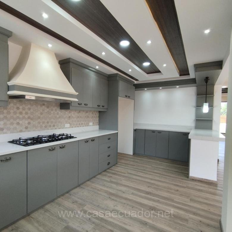 Casa en venta en San José de Balzay Cuenca con amplio terreno