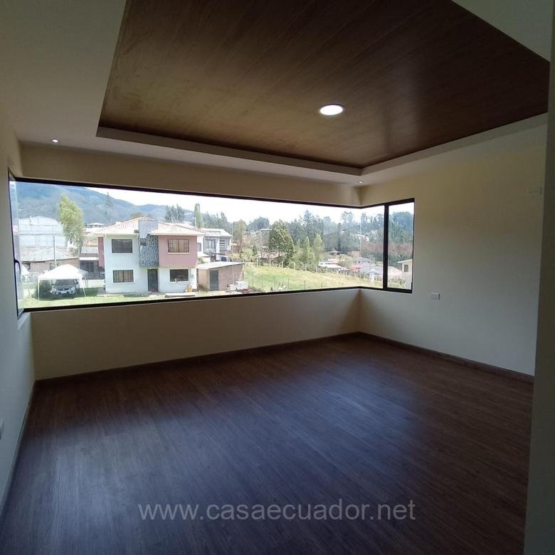Casa en venta en San José de Balzay Cuenca con amplio terreno