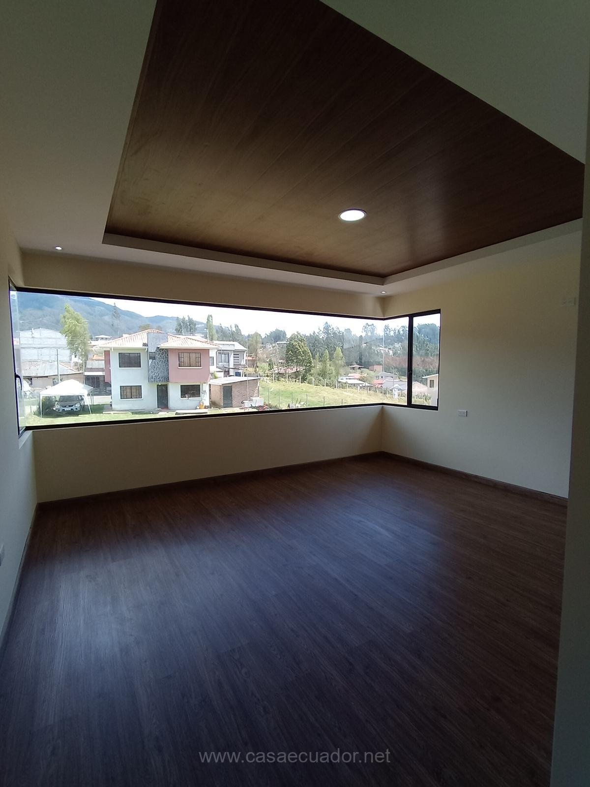 Casa en venta en San José de Balzay Cuenca con amplio terreno