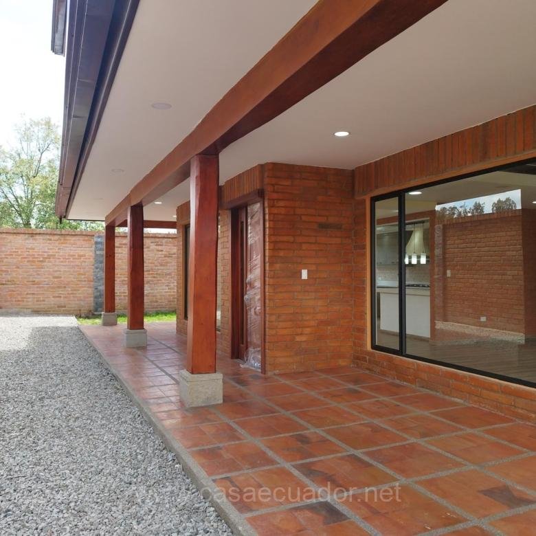 Casa en venta en San José de Balzay Cuenca con amplio terreno