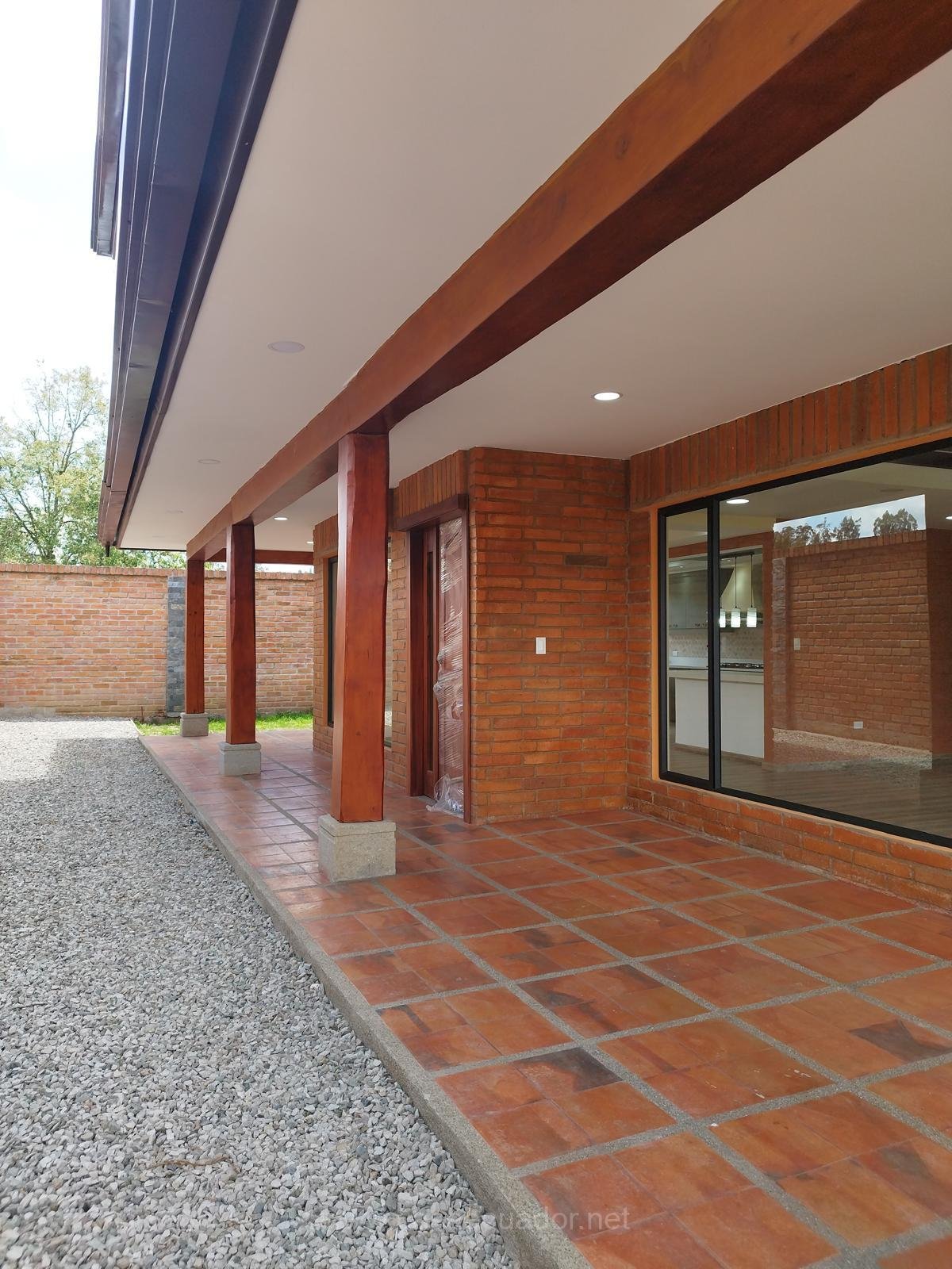 Casa en venta en San José de Balzay Cuenca con amplio terreno