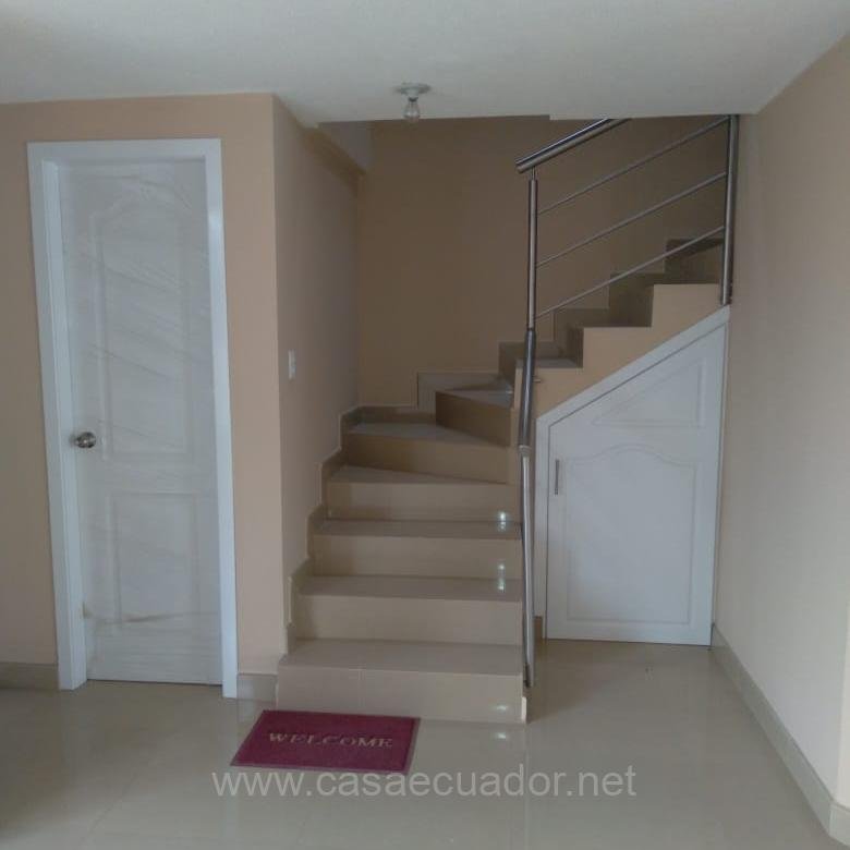 Casa en venta en Mitad del Mundo con 3 dormitorios y patio privado