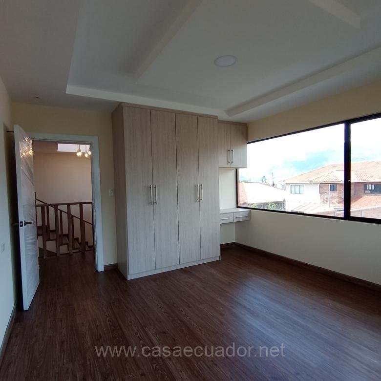 Casa en venta en San José de Balzay Cuenca con amplio terreno