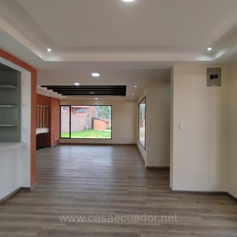 Casa en venta en San José de Balzay Cuenca con amplio terreno