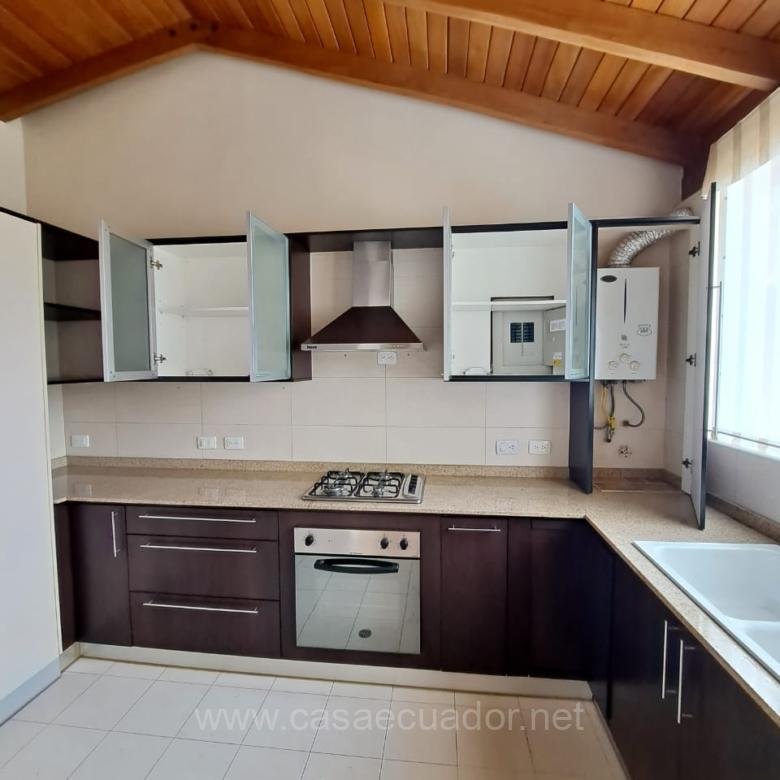 Departamento en Alquiler en Cumbayá con Balcón y Áreas Comunales