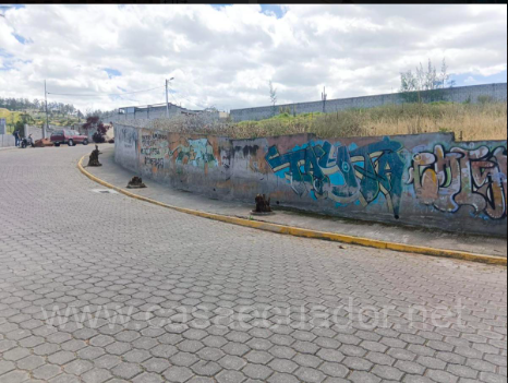 Terreno esquinero en venta en Sierra Hermosa Calderón frente a parque