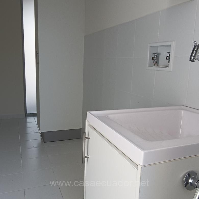 Casa de 3 Dormitorios en Venta en Altavista, Nayón