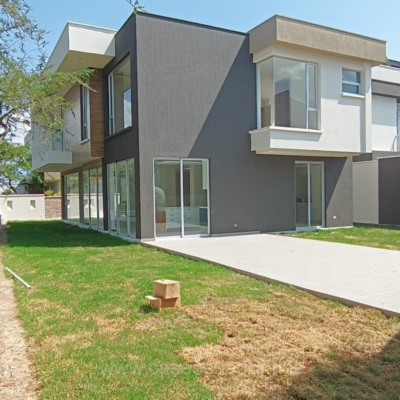casa de 3 dormitorios en venta en Nayón fachada exterior