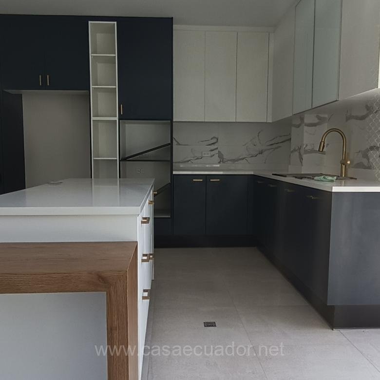 Casa de 3 Dormitorios en Venta en Altavista, Nayón