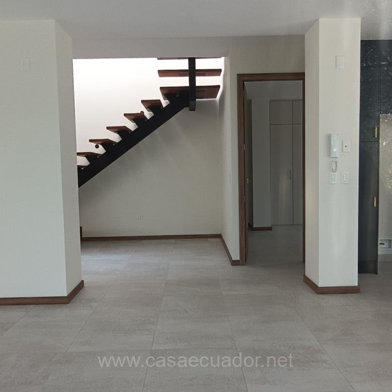 Casa de 3 Dormitorios en Venta en Altavista, Nayón