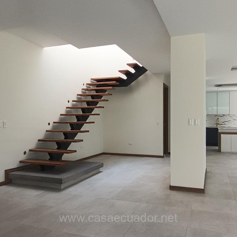 Casa de 3 Dormitorios en Venta en Altavista, Nayón