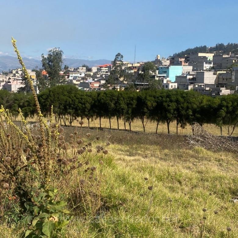 Terreno esquinero en venta en Sierra Hermosa Calderón frente a parque