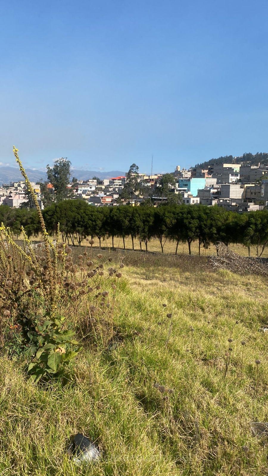 Terreno esquinero en venta en Sierra Hermosa Calderón frente a parque