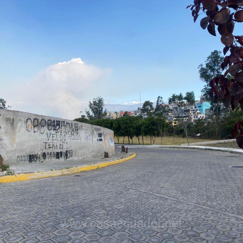 Terreno esquinero en venta en Sierra Hermosa Calderón frente a parque