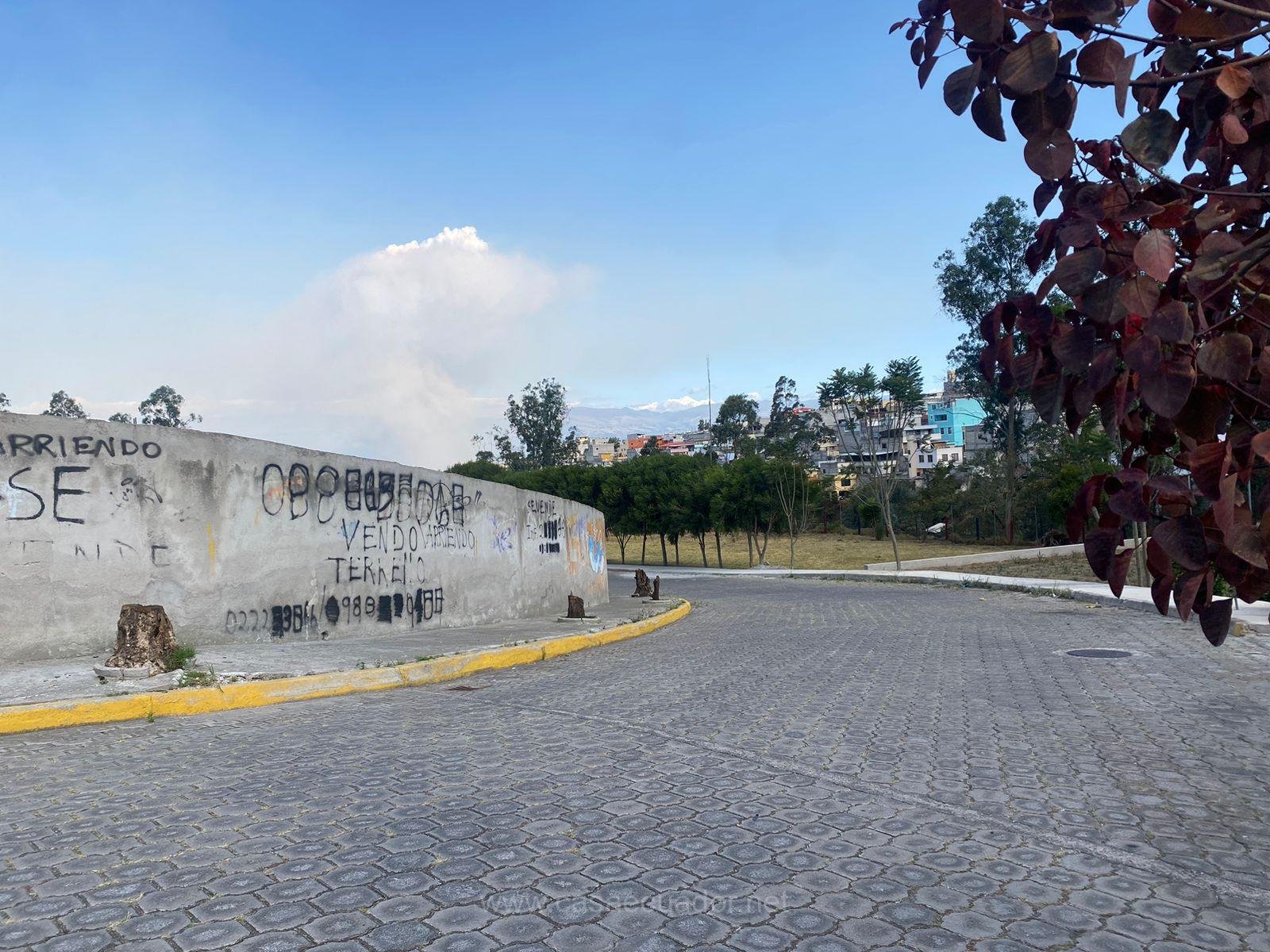 Terreno esquinero en venta en Sierra Hermosa Calderón frente a parque
