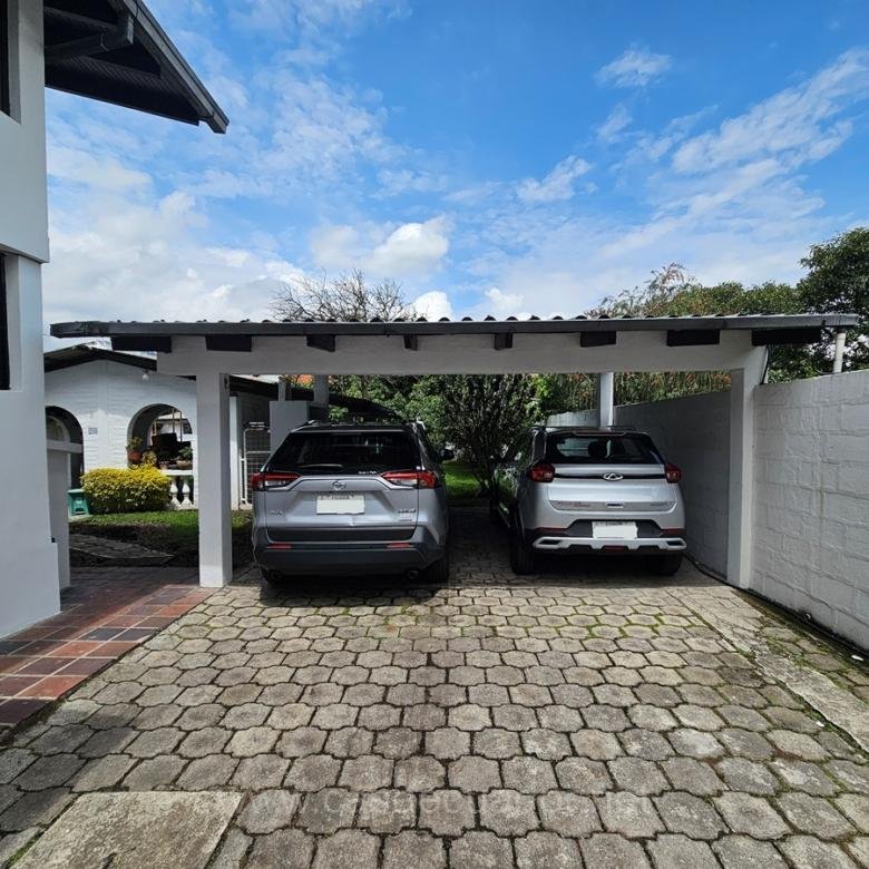 Casa de Venta en La Armenia I con Local Comercial y Casa de Servicio