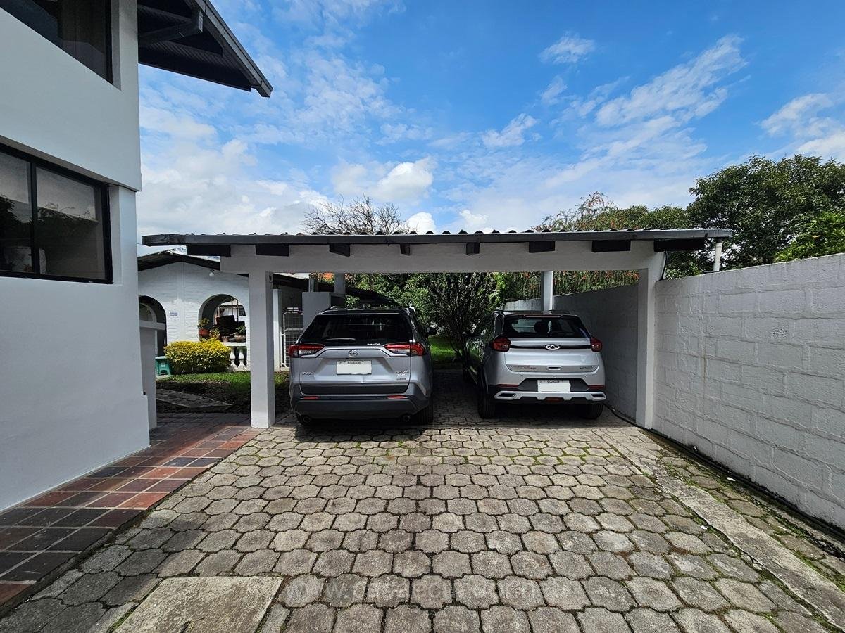Casa de Venta en La Armenia I con Local Comercial y Casa de Servicio