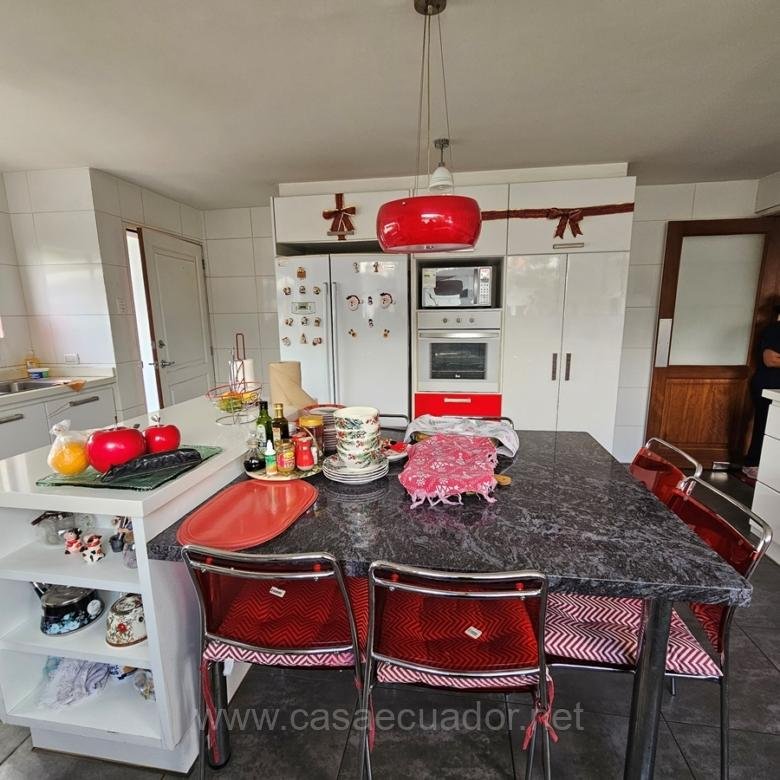Casa de Venta en La Armenia I con Local Comercial y Casa de Servicio