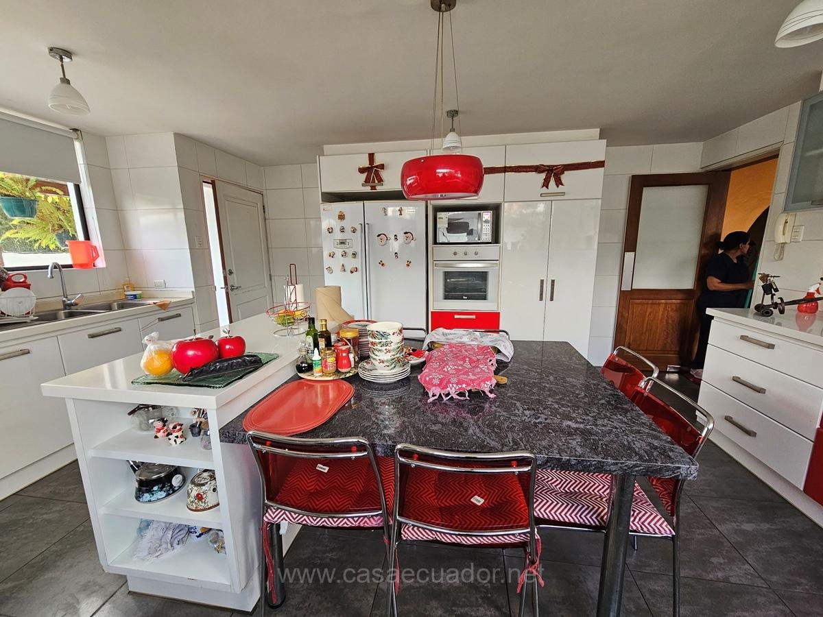 Casa de Venta en La Armenia I con Local Comercial y Casa de Servicio