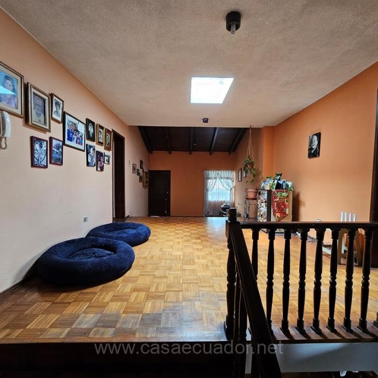 Casa de Venta en La Armenia I con Local Comercial y Casa de Servicio