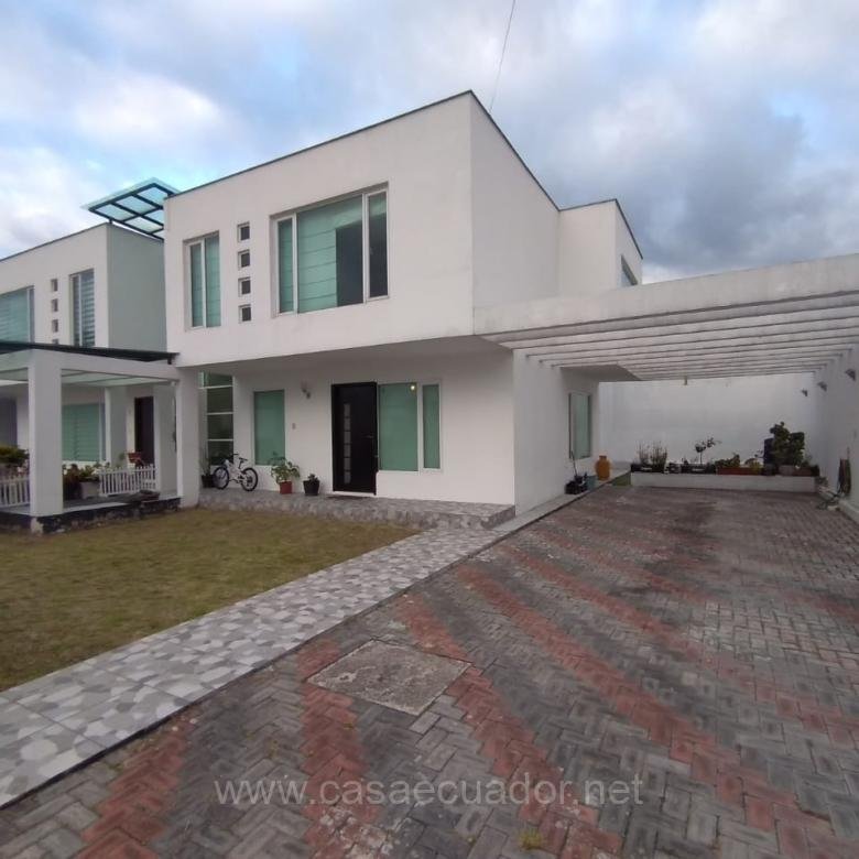 Casa con jardín en Valle de Los Chillos
