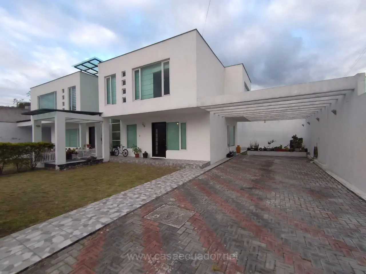 Casa con jardín en Valle de Los Chillos
