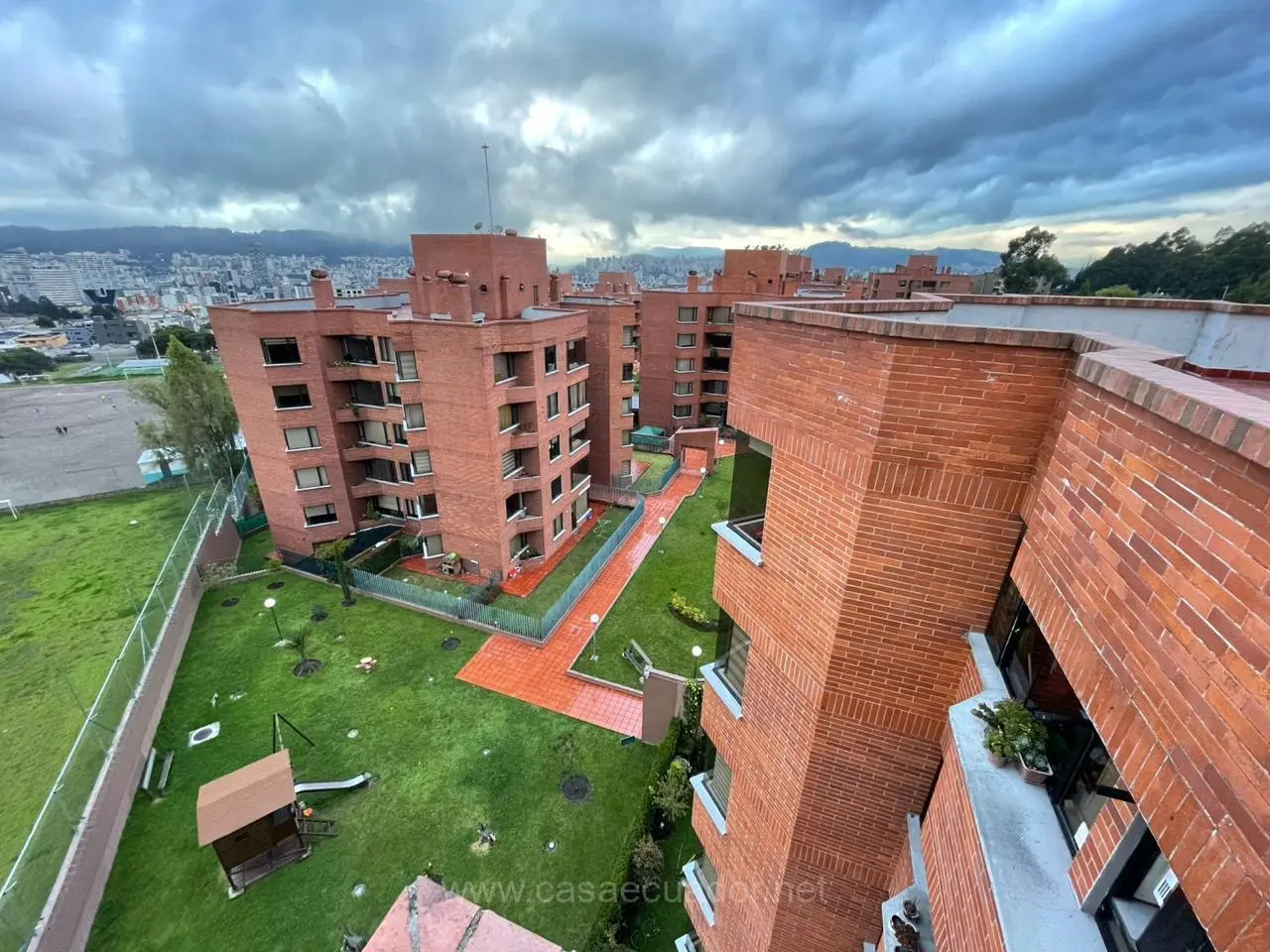 Este departamento en venta Conjunto San Martín Mañosca Quito representa una excelente oportunidad para quienes buscan comodidad, seguridad y acceso a completas áreas comunales dentro de uno de los sectores residenciales más atractivos del norte de Quito. Ubicado en el Conjunto San Martín, Cuarta Etapa, la propiedad combina espacios funcionales con amenidades que aportan calidad de vida a toda la familia. El departamento en venta Conjunto San Martín Mañosca Quito se encuentra en el segundo piso de la Torre 18 y dispone de una distribución diseñada para brindar confort y funcionalidad. Además, cuenta con parqueaderos, bodega y acceso a múltiples servicios dentro del conjunto residencial. Tabla de Contenidos Departamento en Venta Conjunto San Martín Mañosca Quito Características del Departamento Distribución de los Espacios Amenidades del Conjunto Ubicación en Mañosca Beneficios de Vivir en el Sector Seguridad y Comodidad Preguntas Frecuentes Departamento en Venta Conjunto San Martín Mañosca Quito con Excelentes Amenidades Este departamento en venta Conjunto San Martín Mañosca Quito destaca por encontrarse dentro de un conjunto residencial que ofrece múltiples espacios recreativos y deportivos para sus residentes. La combinación de seguridad, áreas verdes y servicios comunales convierte a esta propiedad en una alternativa ideal para familias y profesionales. Su ubicación dentro del conjunto permite disfrutar de un entorno organizado y diseñado para brindar bienestar a sus habitantes. Características Principales del Departamento El departamento en venta Conjunto San Martín Mañosca Quito dispone de las siguientes características: 3 dormitorios. 2 baños completos. 1 baño social. 97 m² de construcción. 2 parqueaderos. Bodega. Horno. Cocina de inducción. Chimenea digital incorporada. 9 años de construcción. Estas características ofrecen comodidad y funcionalidad para el día a día de sus residentes. Distribución de los Espacios La distribución de este departamento en venta Conjunto San Martín Mañosca Quito permite aprovechar eficientemente cada ambiente. Los tres dormitorios brindan espacios adecuados para familias, mientras que las áreas sociales están diseñadas para ofrecer comodidad y practicidad. La presencia de una bodega y dos parqueaderos añade valor adicional a la propiedad y facilita el almacenamiento y la movilidad. Amenidades del Conjunto San Martín Uno de los principales atractivos de este departamento en venta Conjunto San Martín Mañosca Quito son las áreas comunales disponibles para los residentes. Guardianía permanente 24/7. Dos gimnasios. Piscina. Sauna. Turco. Cancha de básquet. Amplias áreas verdes. Estas amenidades permiten disfrutar de actividades recreativas y deportivas sin salir del conjunto residencial. Ubicación Estratégica en Mañosca La ubicación de este departamento en venta Conjunto San Martín Mañosca Quito ofrece acceso a importantes vías de circulación, servicios, establecimientos comerciales y equipamientos urbanos. El sector Mañosca es reconocido por su conectividad y por su cercanía a diferentes puntos de interés de la ciudad. Esta ubicación favorece la movilidad diaria y contribuye a una mejor calidad de vida para sus habitantes. Seguridad y Calidad de Vida Vivir en un departamento en venta Conjunto San Martín Mañosca Quito permite disfrutar de un entorno residencial con vigilancia permanente y áreas diseñadas para el bienestar familiar. La seguridad y los espacios recreativos son factores altamente valorados por quienes buscan una vivienda en Quito. Además, el conjunto ofrece un ambiente adecuado para familias, profesionales y personas que desean combinar comodidad y ubicación estratégica. Si desea explorar más departamentos modernos en Quito, encontrará diversas alternativas inmobiliarias disponibles en diferentes sectores de la ciudad. Para consultar información oficial sobre planificación urbana y servicios municipales puede visitar el portal del Municipio de Quito. Preguntas Frecuentes sobre Departamento en Venta Conjunto San Martín Mañosca Quito ¿Cuántos dormitorios tiene el departamento? La propiedad dispone de tres dormitorios. ¿Cuántos baños posee? Cuenta con dos baños completos y un baño social. ¿Tiene estacionamientos? Sí, incluye dos parqueaderos. ¿Dispone de bodega? Sí, cuenta con una bodega. ¿El conjunto tiene piscina? Sí, dispone de piscina para los residentes. ¿Existe servicio de guardianía? Sí, cuenta con guardianía permanente las 24 horas. ¿Tiene áreas deportivas? Sí, incluye gimnasios y cancha de básquet. ¿Dónde está ubicado? departamento en venta conjunto san martín mañosca quito