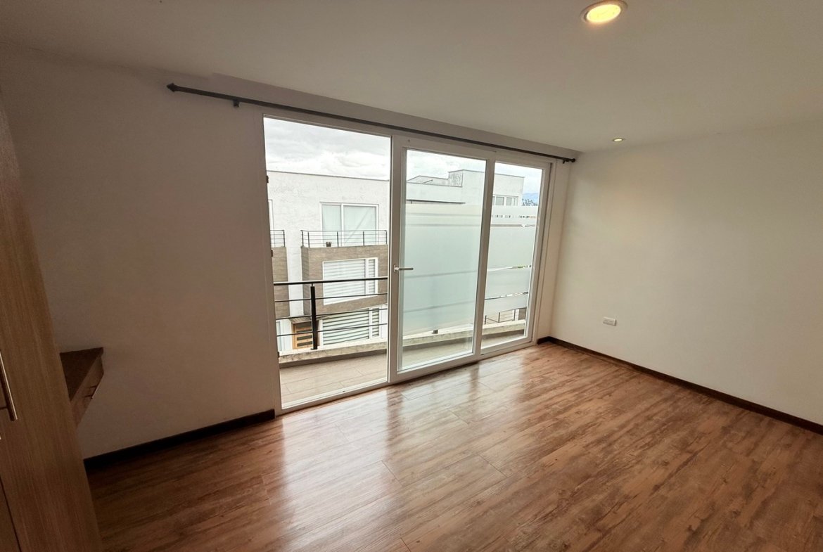 Casa 3 Pisos Condominio Privado NARANCAY- CUENCA