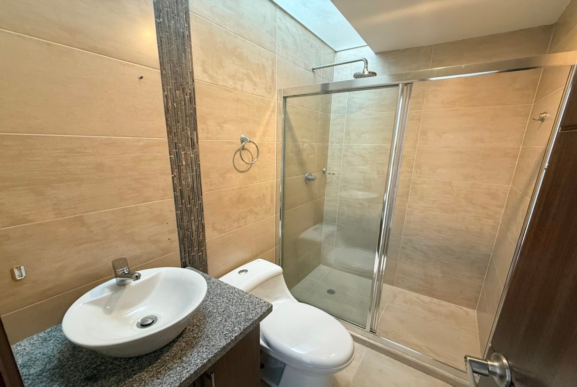 Casa 3 Pisos Condominio Privado NARANCAY- CUENCA