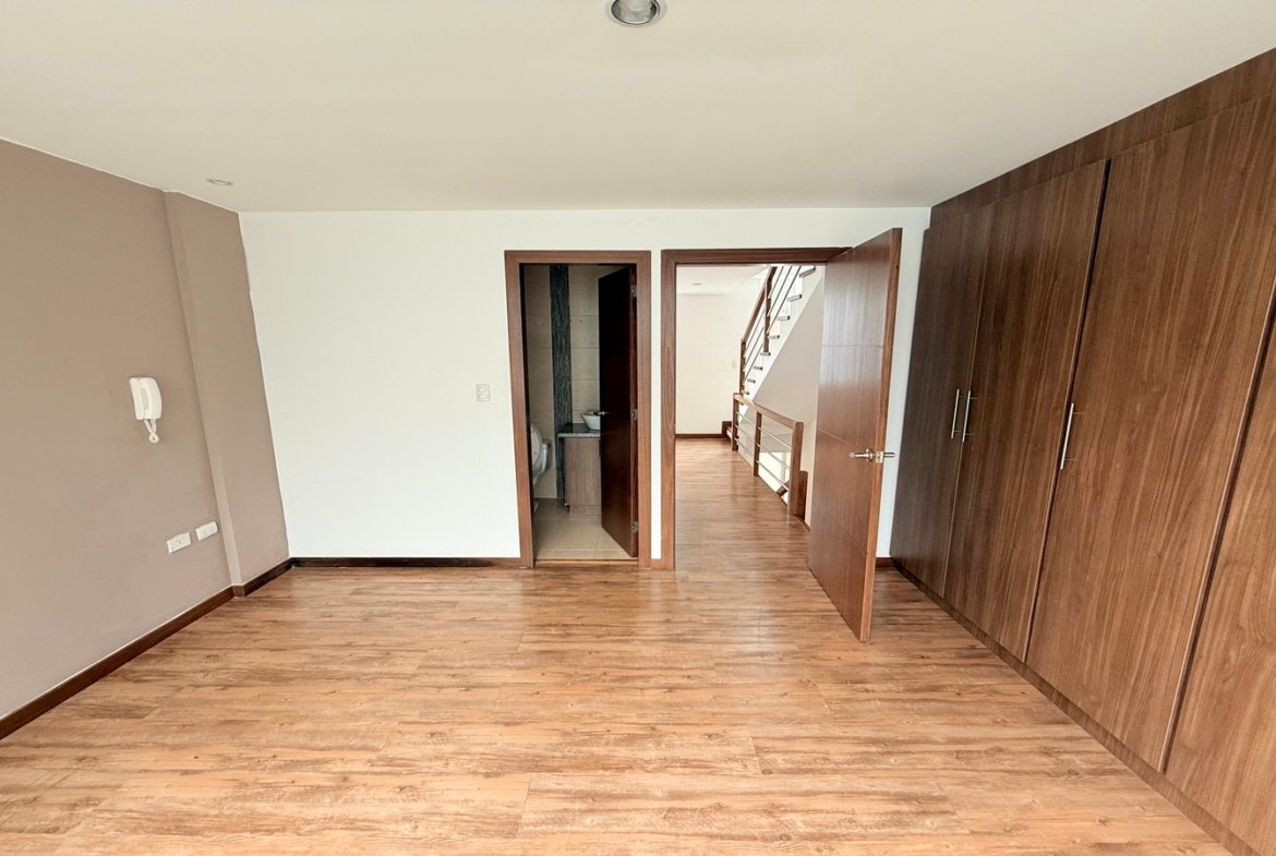 Casa 3 Pisos Condominio Privado NARANCAY- CUENCA