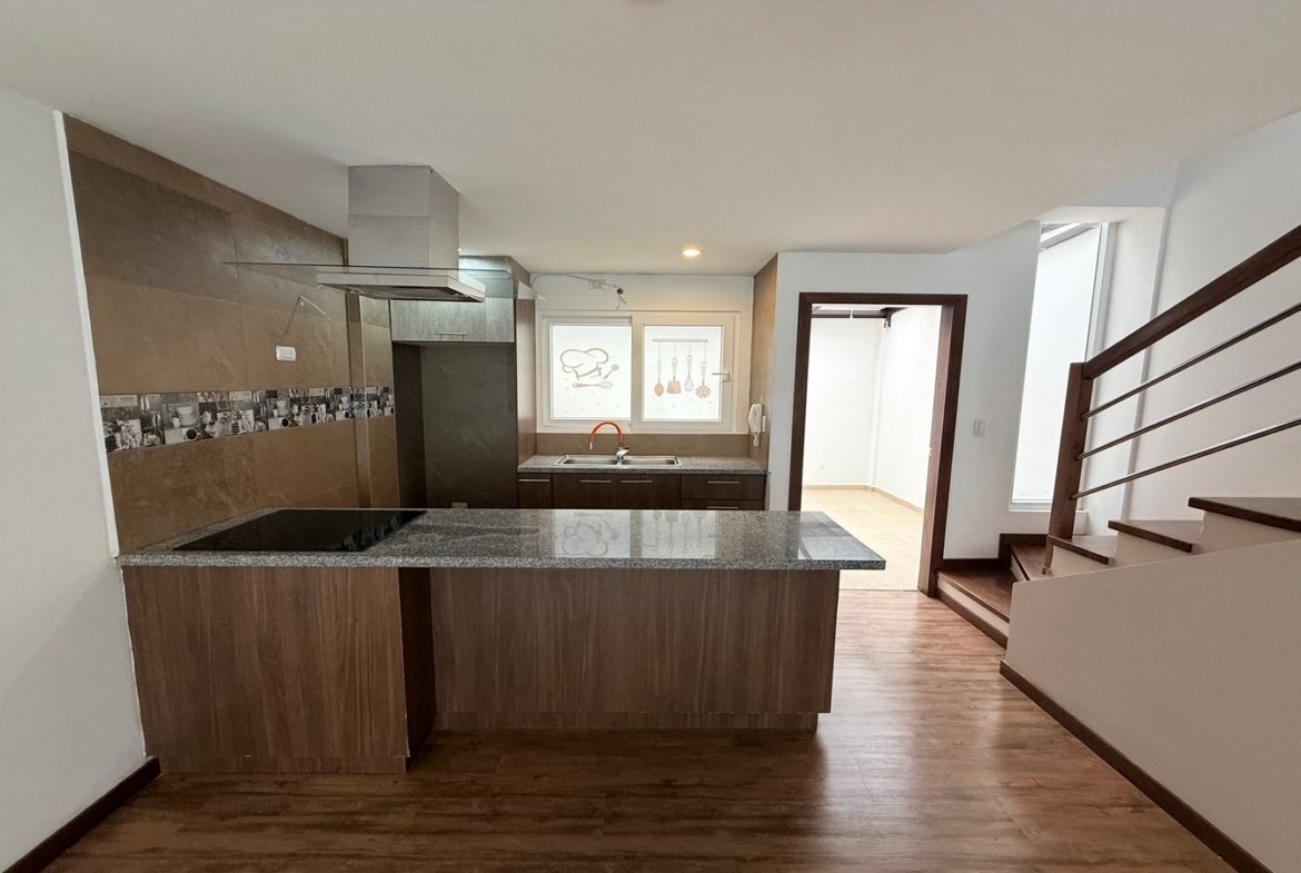 Casa 3 Pisos Condominio Privado NARANCAY- CUENCA