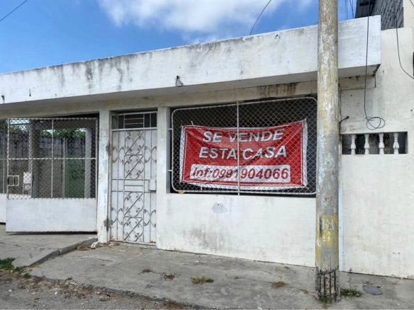 casa en venta en Construcción Santa Elena con 4 dormitorios 3 baños 270 m² de terreno y amplios espacios familiares