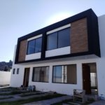 casa en venta servidores de la salud quito con tres dormitorios dos parqueaderos patio posterior y acabados incluidos lista para habitar aplica credito vip