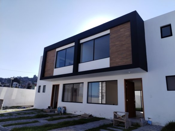 casa en venta servidores de la salud quito con tres dormitorios dos parqueaderos patio posterior y acabados incluidos lista para habitar aplica credito vip