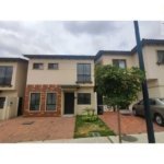 casa en venta costa brisa guayaquil con tres suites piscina gimnasio seguridad permanente y urbanizacion privada en via a la costa