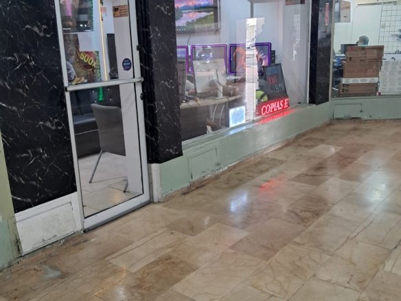 local comercial en venta centro guayaquil con 68 metros cuadrados en planta baja y mezzanine ubicado en zona céntrica y comercial de la ciudad