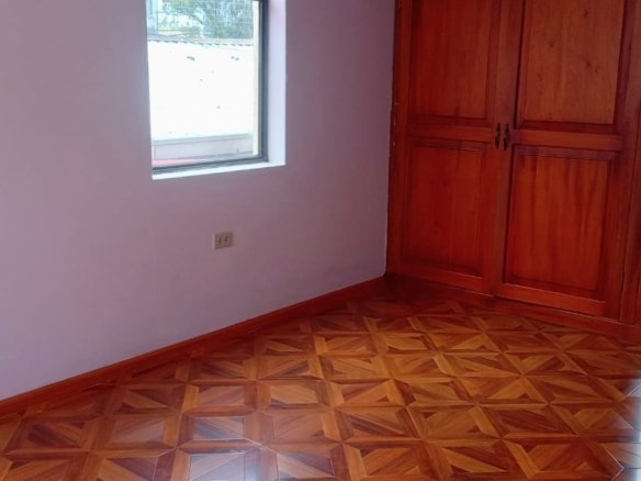 casa en alquiler agua clara quito con cuatro dormitorios tres baños terraza área bbq y parqueadero para tres vehículos en avenida real audiencia y bellavista